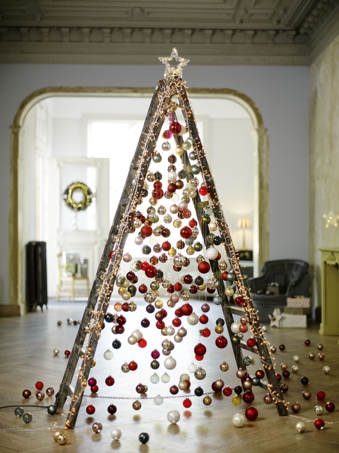 Escabeau décoré avec une étoile au sommet et des boules de noël.